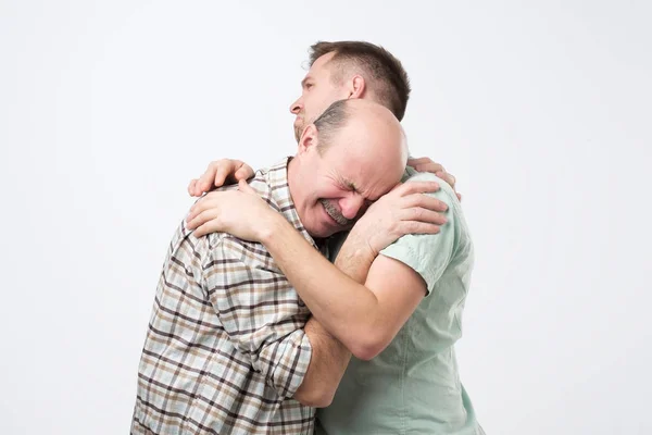 Yaşlı baba oğlu omzunda ağlıyor ve üzgün neden onun hatadan duygu. — Stok fotoğraf