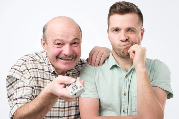 Padre e hijo seleccionan una película para mirar en la televisión . — Foto de Stock