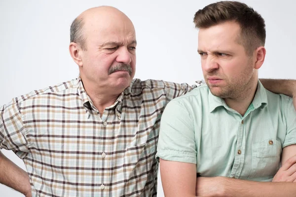 Irritado pai e filho tendo uma discussão — Fotografia de Stock