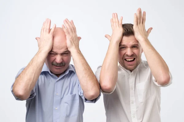 Dos hombres, padre e hijo, se golpean en la cabeza — Foto de Stock