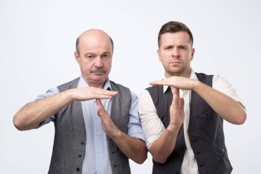 İki olgun adam gösteren zaman el hareketi vererek