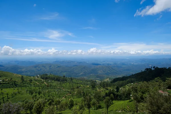 Paisagens natureza fundo. Vista sobre a bela floresta e nuvens no Sri Lanka — Fotografia de Stock