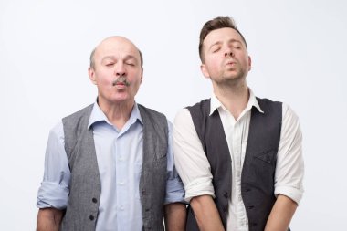 İki adam, gözleri kapanış öpücük için bekliyor