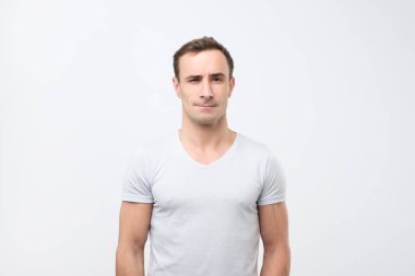 Bir çekici olgun İtalyan erkek görünümlü tarafsız rahat ve ciddi portresi.