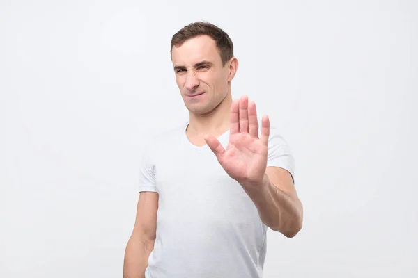 Jeune homme italien montre stop timeout ou signe de refus avec la main — Photo