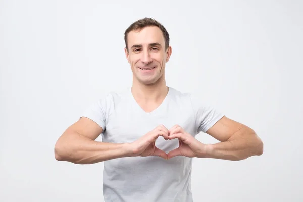 Volwassen Italiaanse man van handen hart te maken. Doen van liefdadigheidswerk — Stockfoto