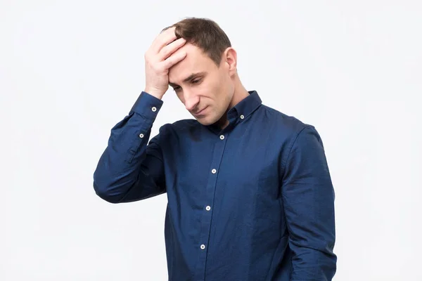 Jonge man in een blauw shirt is triest want hij zijn vriendin telefoonnummer vergat — Stockfoto