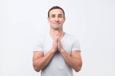 Dua ya da jest yalvarıyor ve iyilik soran ile gülümseyen sevimli erkek