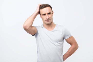 Sorun hakkında düşünme genç adam. Negatif duygu