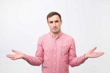 Bilmiyorum. Genç adam zararına olmak, gösteren çaresiz jest kol ve el ile