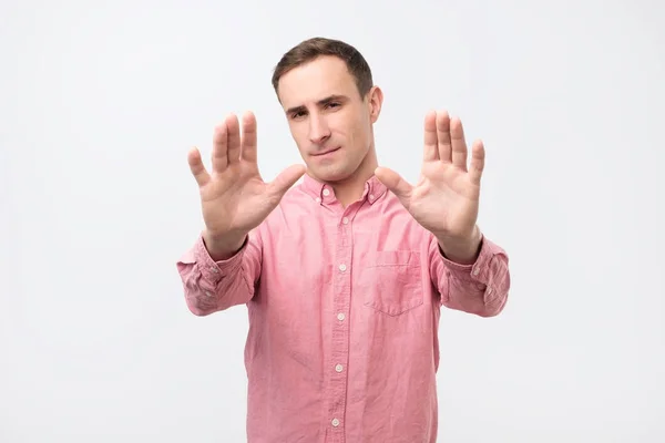 Jeune homme occasionnel faire arrêter avec ses mains — Photo