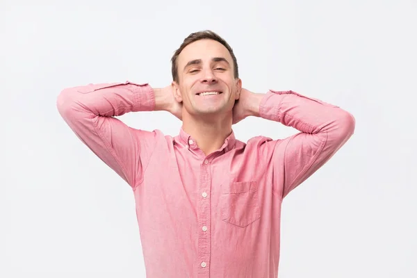 Portret van een glimlachende man met de handen in het haar opzoeken — Stockfoto