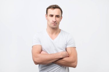 Üzgün İtalyan beyaz t-shirt düşünceli bir kenara arıyorsunuz