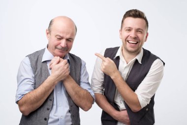Genç adam ylaughing onun üst düzey iş arkadaşı onun bir hata nedeniyle.