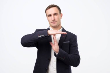 Genç adam veren gösteren zaman aşımı el jest