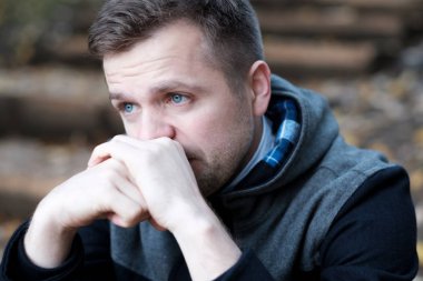 Yalnız merdivenlerde oturan açık havada sonbaharda umutsuz Avrupa adam. Kız arkadaşından ayrıldı.