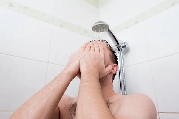 Mann Unter Der Dusche Wäscht Haare Unter Wasser Das Aus — Stockfoto