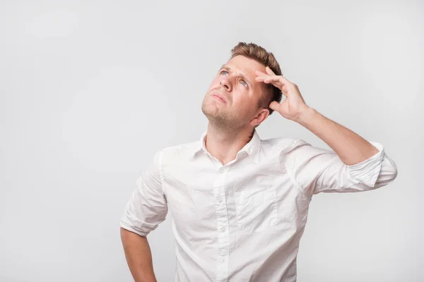 Jovem europeu homem de camisa branca perguntando e pensando olhando para cima . — Fotografia de Stock