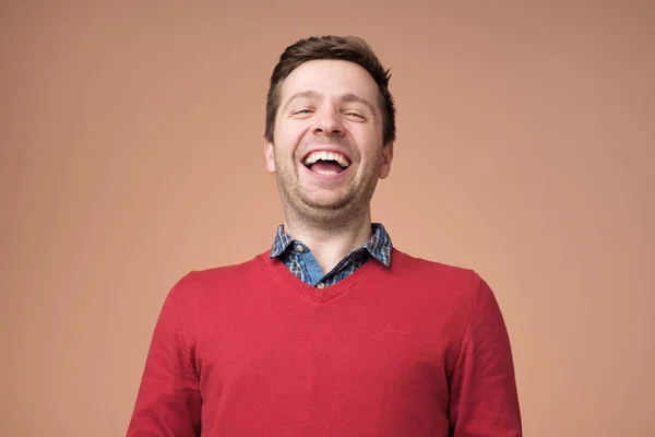 Portret przystojny młody człowiek śmiechu — Zdjęcie stockowe