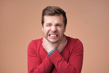 Astım krizi veya boğulma genç adam olabilir solunum sorunları acı nefes