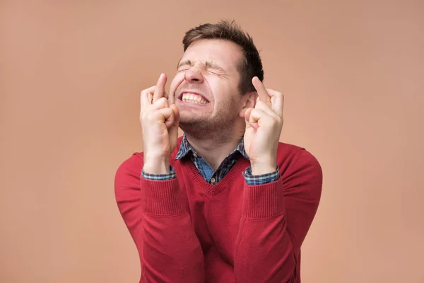 Joven pidiendo un deseo aislado sobre fondo marrón — Foto de Stock