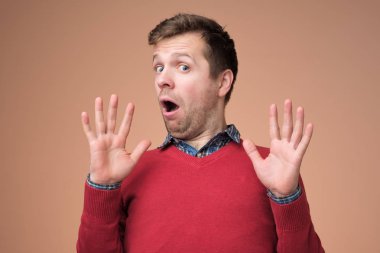 Yakışıklı adam ret hareketi gösterir, değil rahatsız ona sorar, bir şey reddeder