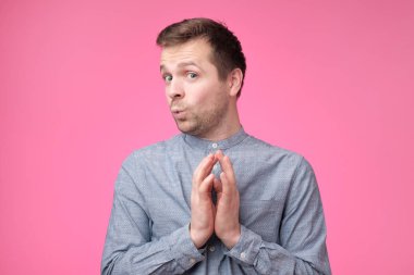 Zor olgun adam eliyle birlikte pembe arka plan üzerinde seyir düşünüyorum.