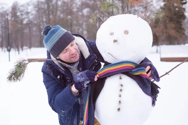 Joven Hombre Europeo Ropa Abrigo Haciendo Muñeco Nieve Aire Libre —  Fotos de Stock