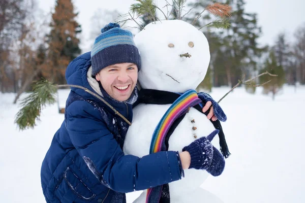 Joven Hombre Europeo Ropa Abrigo Haciendo Muñeco Nieve Aire Libre —  Fotos de Stock