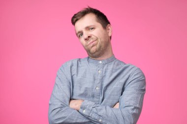 Mavi gömlekli bir karar vermek çalışırken dalgın genç adam. Benim için daha iyi ne şimdi kavramı