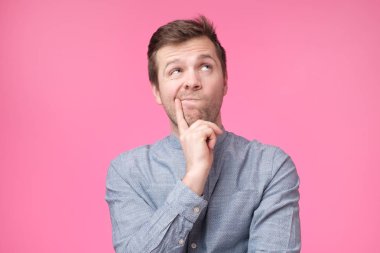 Mavi gömlekli bir karar vermek çalışırken dalgın genç adam. Benim için daha iyi ne şimdi kavramı