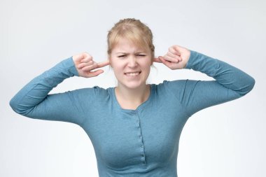 Ne dedi duymak gibi gözleri, kapanış kulakları tıkalı ile güzel Avrupa kadın. Hoş olmayan müzik veya gürültü