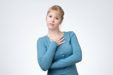 Beyaz zemin üzerinde mavi kazaklı güzel genç kız