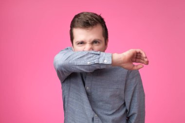 Sakallı adamın burnu koşuyor, kolla burun okşuyor, hastalanıyor, yağmurlu havalarda üşüyor. Hijyenik olmayan habbit.