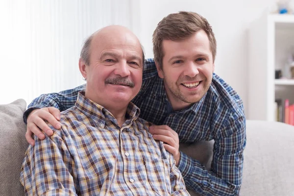Adult father and son relaxing at home — Stock Photo, Image