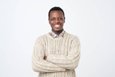 sıcak büyük boy kazak başarılı ciddi yakışıklı afroamerican adam elleri geçti ve gülümseyerek