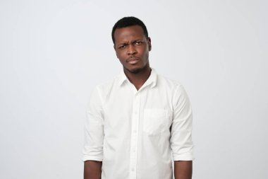 Ciddi ifade ile siyah afro Amerikan adam düşünme kameraya bakarak. Beyaz gömlekli mezar lı iş adamı işi düşünüyor. Ben senin sözlerini turst yok.