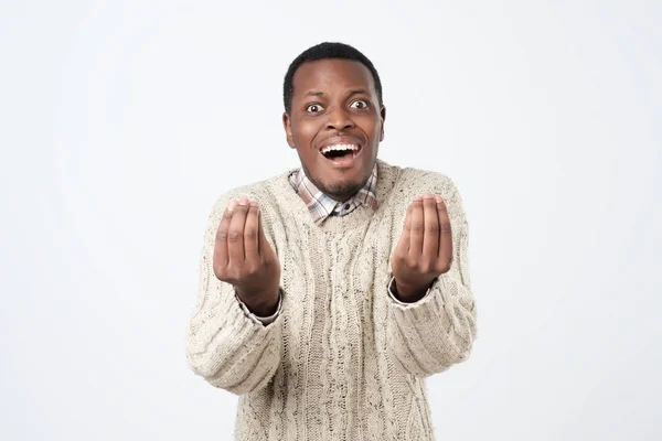 Африканский мужчина показывает итальянский жест, который означает, что вы хотите на белом фоне . — стоковое фото