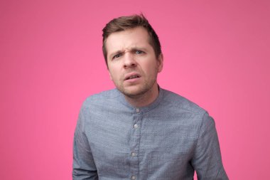 Belirsiz üzgün düşünceli erkek ne seçmek için tereddüt. Yüz ifadeleri kavramı.