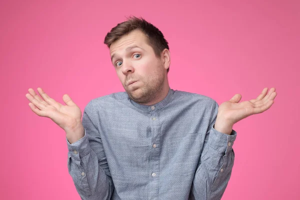 So what, Who cares. Unsure doubtful man shrugging his shoulders in questioning gesture — Stock Photo, Image