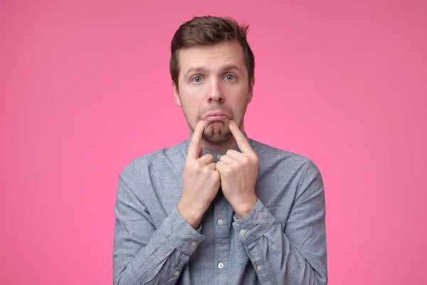 Homem Bonito Triste Olhar Para Câmara Emoção Facial Negativa — Fotografia de Stock