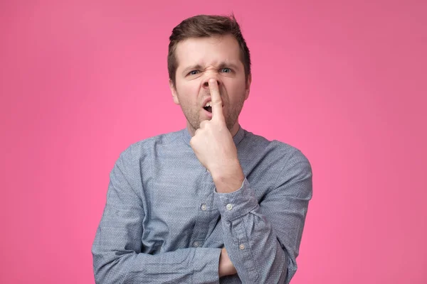 El hombre levanta la nariz como un cerdo. . — Foto de Stock