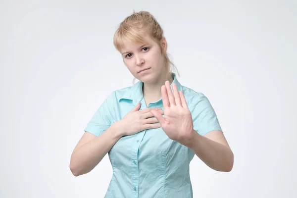 Mujer joven rubia haciendo gesto de parada con su palma —  Fotos de Stock