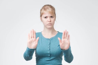 Sarışın genç kadın mavi giysili bir ret poz yapma