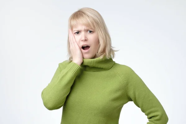 Vacker ung blond kvinna är chockad på grund av den dåliga nyheten — Stockfoto