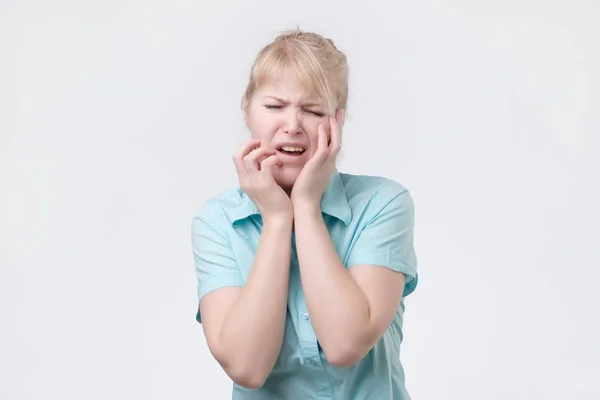 Rubia joven frunce el ceño cara como va a llorar, siendo descontento —  Fotos de Stock