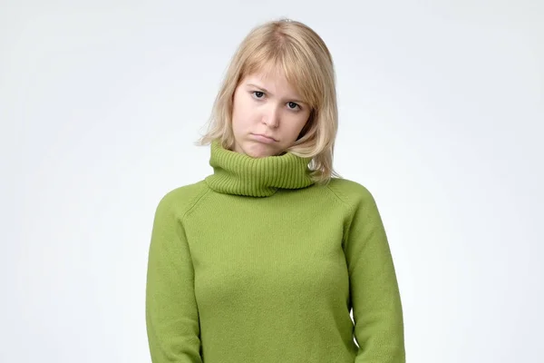 Unga vackra sorgliga nordiska kvinnan ser orolig och tankeväckande. — Stockfoto