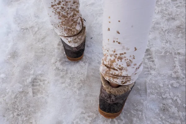 Rozpryskiwania i topnienie śnieg spadnie na białe dżinsy. — Zdjęcie stockowe