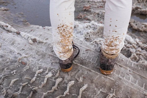 Розщеплення і танення снігових крапель на білих джинсах . — стокове фото