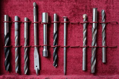 Birçok Matkap burguları kırmızı zemin üzerine çeşitli büyüklükte.